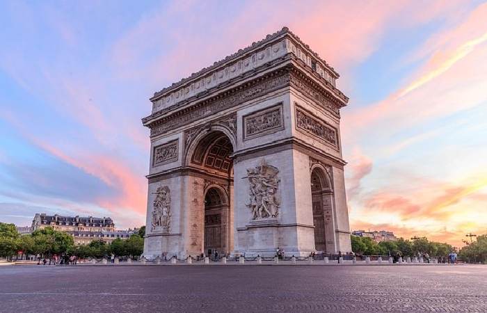 Who built the Arc de Triomphe?